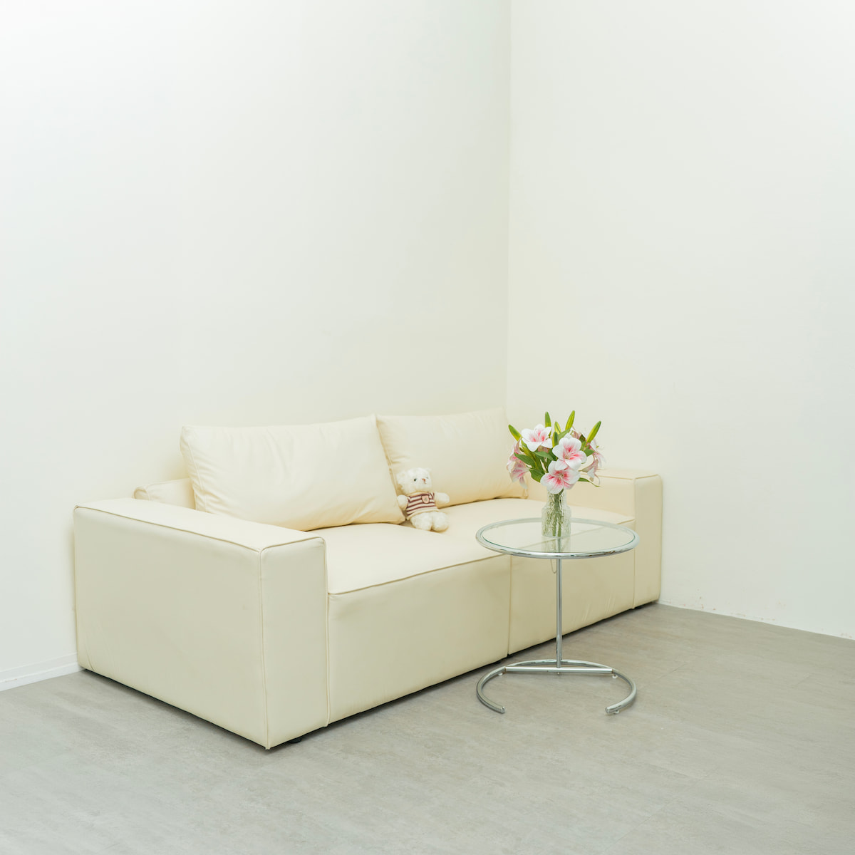 Room 1 - Sofa màu kem thư giãn và bàn trà tròn